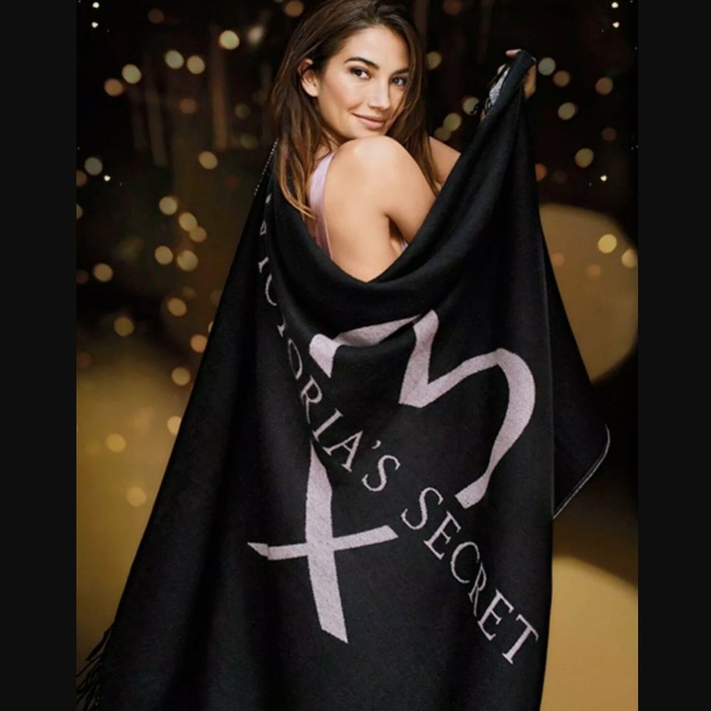 🔥MOVING SALE🔥NEW Victoria's Secret Blanket Throw
